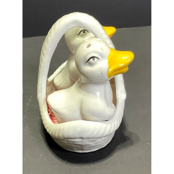 VTG WHITE DUCKS SALT AND PEPPER SHAKERS IN A BASKET WITH A BLANKET CERAMIC - Picture 2 of 8